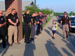 Ada Kisah Haru di Balik Bocah yang Diantar 70 Polisi ke Sekolah