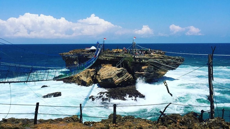 Foto: Wisata Pantai Timang di Gunungkidul (astoneng/Instagram) Foto: Wisata Pantai Timang di Gunungkidul (astoneng/Instagram)
