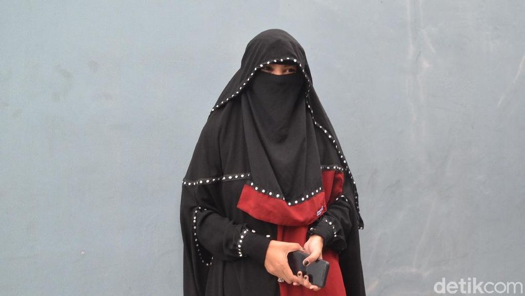 7 Gaya Indadari, Mantan Istri Caisar yang Selalu Berbusana Cadar Hitam 7 Gaya Indadari, Mantan Istri Caisar yang Selalu Berbusana Cadar Hitam