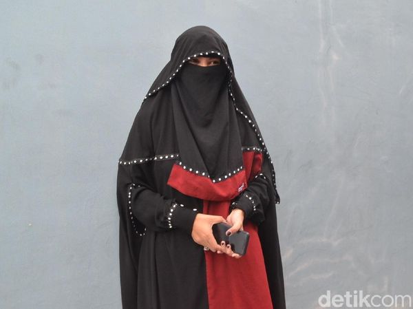 7 Gaya Indadari, Mantan Istri Caisar yang Selalu Berbusana Cadar Hitam
