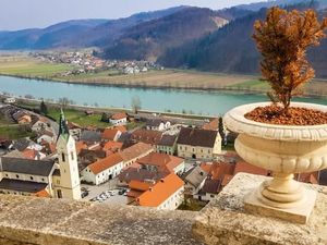 Kota Kecil yang Cantik Tempat Melanie Trump Dibesarkan