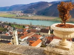 Kota Kecil yang Cantik Tempat Melanie Trump Dibesarkan