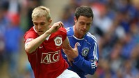 Berposisi ideal sebagai gelandang tengah, Darren Fletcher juga tak asing sebagai gelandang kanan seperti posisinya di laga itu. Saat ini pesepakbola 34 tahun itu masih aktif main untuk Stoke City. (Foto: Clive Mason/Getty Images)