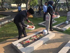 Peringati Harkitnas, Menkominfo Tabur Bunga di TMP Kalibata