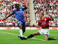 Nemanja Vidic juga menjadi karang kokoh MU di lini bertahan, walaupun tak kuasa meredam satu gol Chelsea di laga ini. Pria 36 tahun itu gantung sepatu dari sepakbola profesional pada tahun 2016. (Foto: Phil Cole/Getty Images)