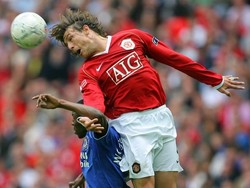 Di posisi kiri belakang ada Gabriel Heinze yang mencuri perhatian fans MU berkat kegigihan dan daya tarungnya. Heinze, kini 40 tahun, sekarang tercatat sebagai pelatih klub Argentina Velez Sarsfield. (Foto: Carl de Souza/AFP)