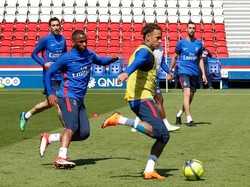 Neymar yang sudah benar-benar pulih, akhirnya kembali merumput bersama PSG dengan mengikuti latihan penuh. Itu menjadi kesempatan Neymar memulihkan kebugarannya jelang berlaga di Piala Dunia 2018. (Foto: Twitter @PSG_inside)