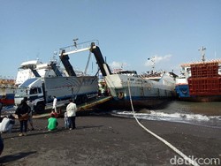 23 Kendaraan Terjebak KMP Labitra Adinda Dievakuasi