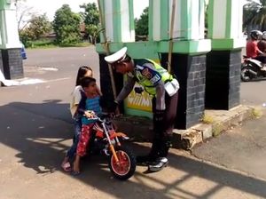 Bocah Naik Motor Kecil, Dinasihati Polisi Malah Kabur Bocah Naik Motor Kecil, Dinasihati Polisi Malah Kabur