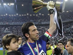 Akhir musim 2012/2013, untuk pertama kalinya Buffon mengangkat trofi Serie A dengan status sebagai kapten Juve. Foto: Claudio Villa/Getty Images