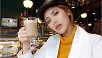 Lihat Nih Gaya 10 Artis Cantik Kalau Sedang Minum Kopi!