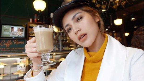 Lihat Nih Gaya 10 Artis Cantik Kalau Sedang Minum Kopi!