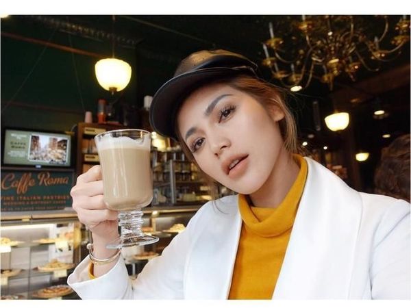 Lihat Nih Gaya 10 Artis Cantik Kalau Sedang Minum Kopi!
