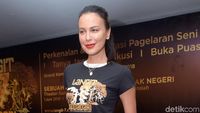 Sophia Latjuba Pamer Pinggang Ramping