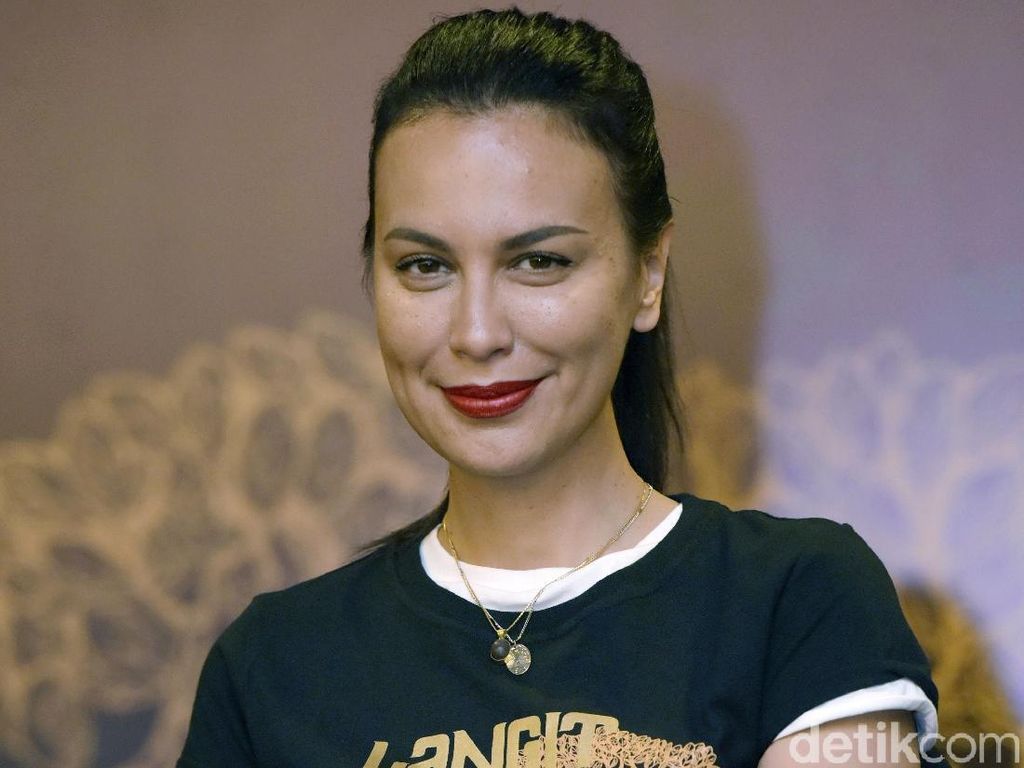 Asmaranya Selalu Gagal, Sophia Latjuba: Apa yang Salah dengan Saya? Asmaranya Selalu Gagal, Sophia Latjuba: Apa yang Salah dengan Saya?