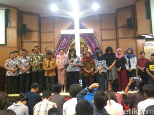 Umat Lintas Agama di Surabaya Satu Doa untuk Keutuhan NKRI Umat Lintas Agama di Surabaya Satu Doa untuk Keutuhan NKRI