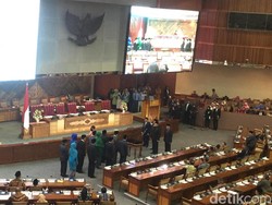 12 Anggota DPR dari PAW Dilantik