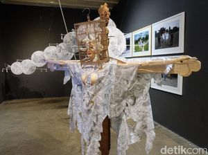 Donny Damara dan Ari Tulang Apresiasi Karya Seni di Art Jog 11