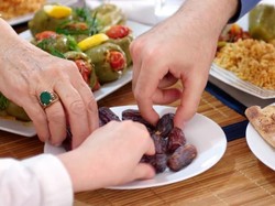 Waktu Sahur Tinggal 5 Menit? Masih Sempat Kok Lahap 8 Makanan Ini