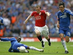 Wayne Rooney menjadi tumpuan lini depan di laga ini, seperti juga masa-masanya di MU pada kurun waktu 2004–2017. Ia kini membela klub masa kecilnya, Everton, sejak dilepas MU tahun lalu. (Foto: Adrian Dennis/AFP)
