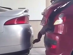 Kocak, Begini Jadinya Sensor Parkir Manual di Mobil