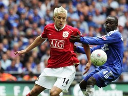 Saat bersinar dengan Leeds United, Alan Smith sempat mengklaim takkan pernah main di Manchester United. Takdir berkata lain dan setelah Leeds terdegradasi tahun 2004, Smith gabung MU. Ia lalu mengakui dirinya di masa lalu sebagai pemuda naif. (Foto: Phil Cole/Getty Images)