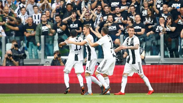 Pemain-pemain Juventus merayakan gol Daniele Rugani ke gawang Verona.