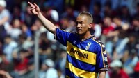 Hidetoshi Nakata pensiun dari sepakbola di usia 29 tahun. Pesepakbola Jepang yang sempat berkarier di AS Roma, Perugia, dan Fiorentina itu memilih melanjutkan kariernya sebagai model. (Foto: Grazia Neri/Getty Images)