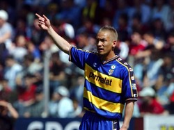 Gelandang Jepang Hidetoshi Nakata adalah salah satu pemain Asia yang cukup sukses di Serie A. Nakata membela Parma pada 2001-2004 dan memenangi Coppa Italia pada 2002. Foto: Grazia Neri/Getty Images