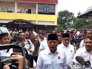 Datangi Bawaslu, Sudrajat-Syaikhu Dikawal Puluhan Pendukung Datangi Bawaslu, Sudrajat-Syaikhu Dikawal Puluhan Pendukung