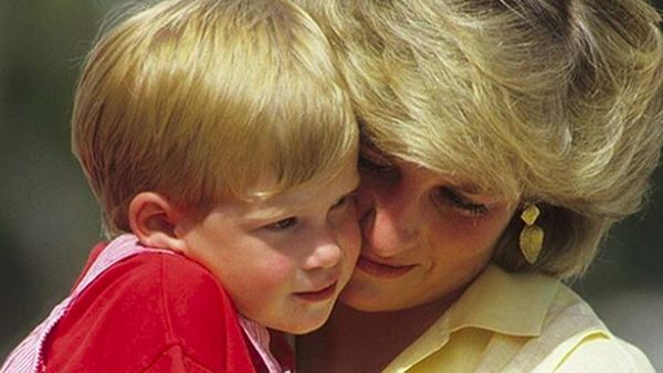 Throwback Momen Manis Pangeran Harry Bersama sang Bunda