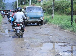 Warga Keluhkan Kerusakan Jalan Penghubung Baleendah-Pameungpeuk Warga Keluhkan Kerusakan Jalan Penghubung Baleendah-Pameungpeuk