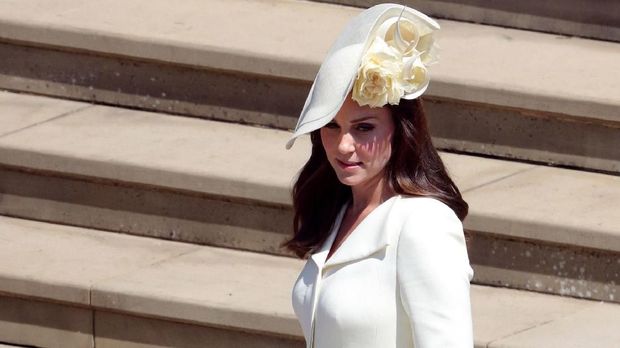 Britain's Catherine, Duchess of Cambridge leaves with her daughter Princess Charlotte  after attending the wedding ceremony of Britain's Prince Harry, Duke of Sussex and US actress Meghan Markle at St George's Chapel, Windsor Castle, in Windsor, on May 19, 2018. / AFP PHOTO / POOL / Andrew Matthews