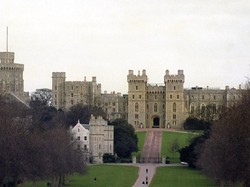 Marahnya Staf Ratu Elizabeth Melihat Turis Pipis Sembarangan