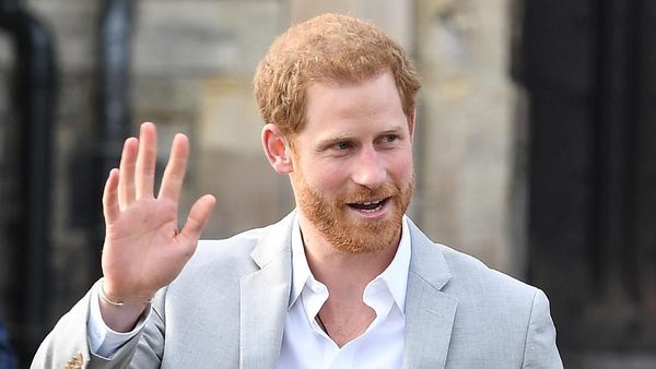 Semringahnya Pangeran Harry Sapa Warga Jelang Royal Wedding