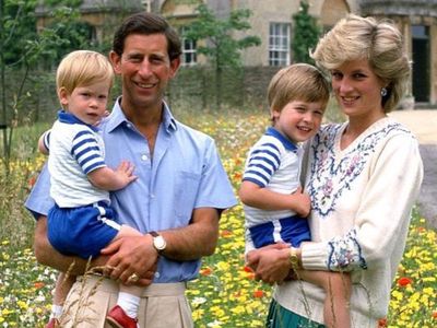 Kenangan Indah Pangeran Harry Saat Masih Kecil Bersama Keluarga