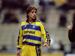 Hernan Crespo berkostum Parma pada 1996-2000 dan 2010-2012. Striker asal Argentina itu mencetak 94 gol dalam 201 pertandingan bersama Gialloblu. Foto: Claudio Villa/Allsport