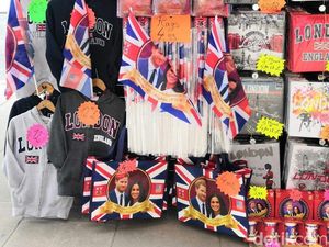 Pedagang Souvenir Untung Besar di Pernikahan Harry-Meghan