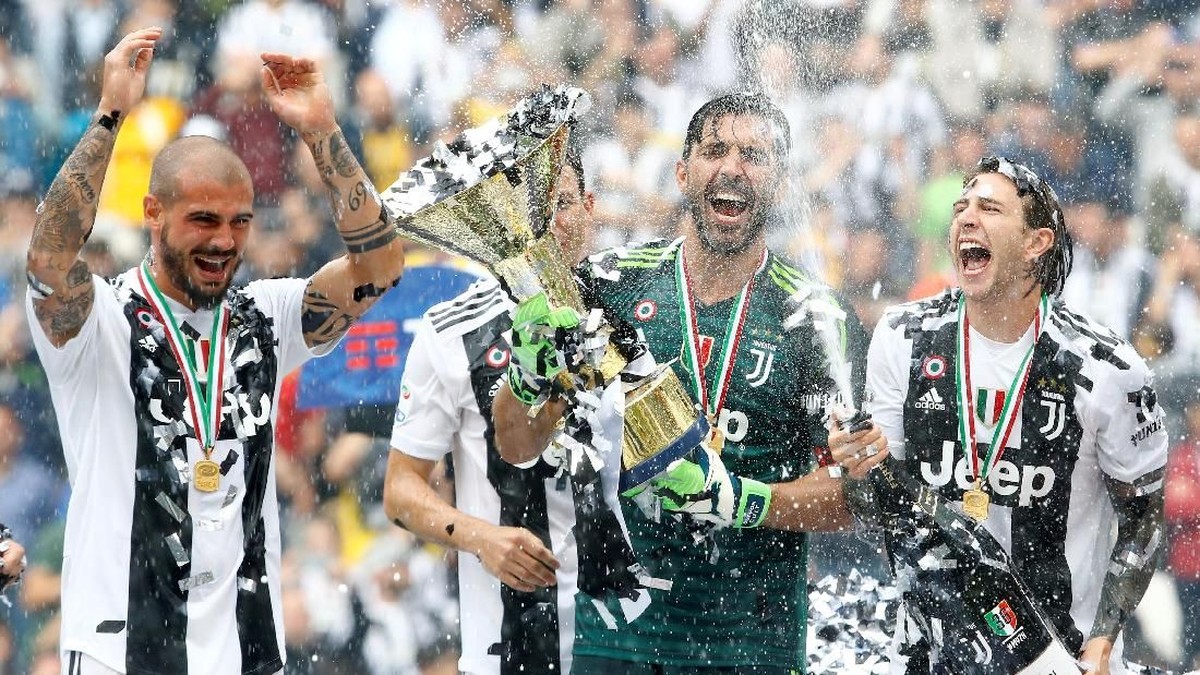 Gianluigi Buffon mengangkat trofi Serie A setelah Juventus menjalani laga terakhir melawan Hellas Verona. (Foto: Stefano Rellandini/Reuters)