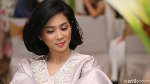 Penampilan Baru Bunga Zainal yang Makin Fresh