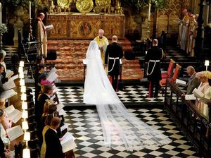 Kenakan Busana Hijau Terang, Ratu Elizabeth Curi Perhatian