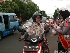 Polisi di Cirebon Bagikan Takjil Gratis Bagi Pengendara