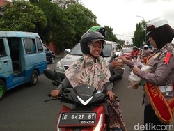 Polisi di Cirebon Bagikan Takjil Gratis Bagi Pengendara