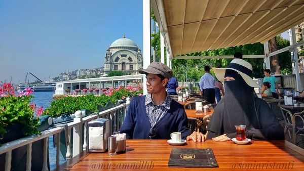 Keren! Gaya Muzammil, Qari Muda Asal Aceh Saat Ngopi hingga Makan Pasta