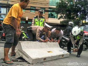 Polisi dan Warga Rapikan Kembali Beton Rekayasa Lalin di Mampang
