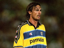 Dino Baggio menjadi andalan di lini tengah Parma pada 1994-2000. Bersama Parma, Baggio memenangi dua titel Piala UEFA, satu titel Coppa Italia, dan satu trofi Piala Super Italia. Foto: Allsport UK /Allsport