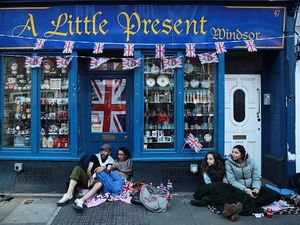 Jelang Pernikahan Harry-Meghan, Pernak-pernik Royal Wedding Laku Keras