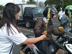 Aksi Damai Lawan Teroris, Muda-mudi Buddha Bagikan Bunga di Monas