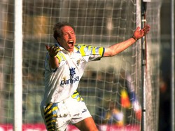 Roberto Nestor Sensini berkostum Parma pada 1994-1999 dan 2001-2002. Bek tangguh asal Argentina itu jadi kapten saat Parma menjuarai Piala UEFA dan Coppa Italia pada 1999. Foto: Allsport UK /Allsport