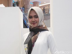 Nggak Nyangka, Hijabers Berparas Manis ini Bisa Debus Makan Lampu Neon